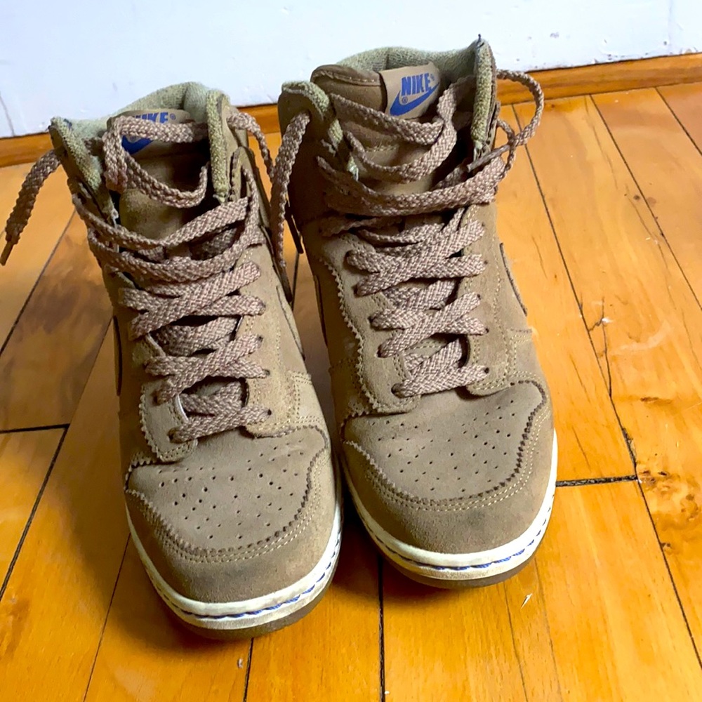 Nike beige platform sneaker